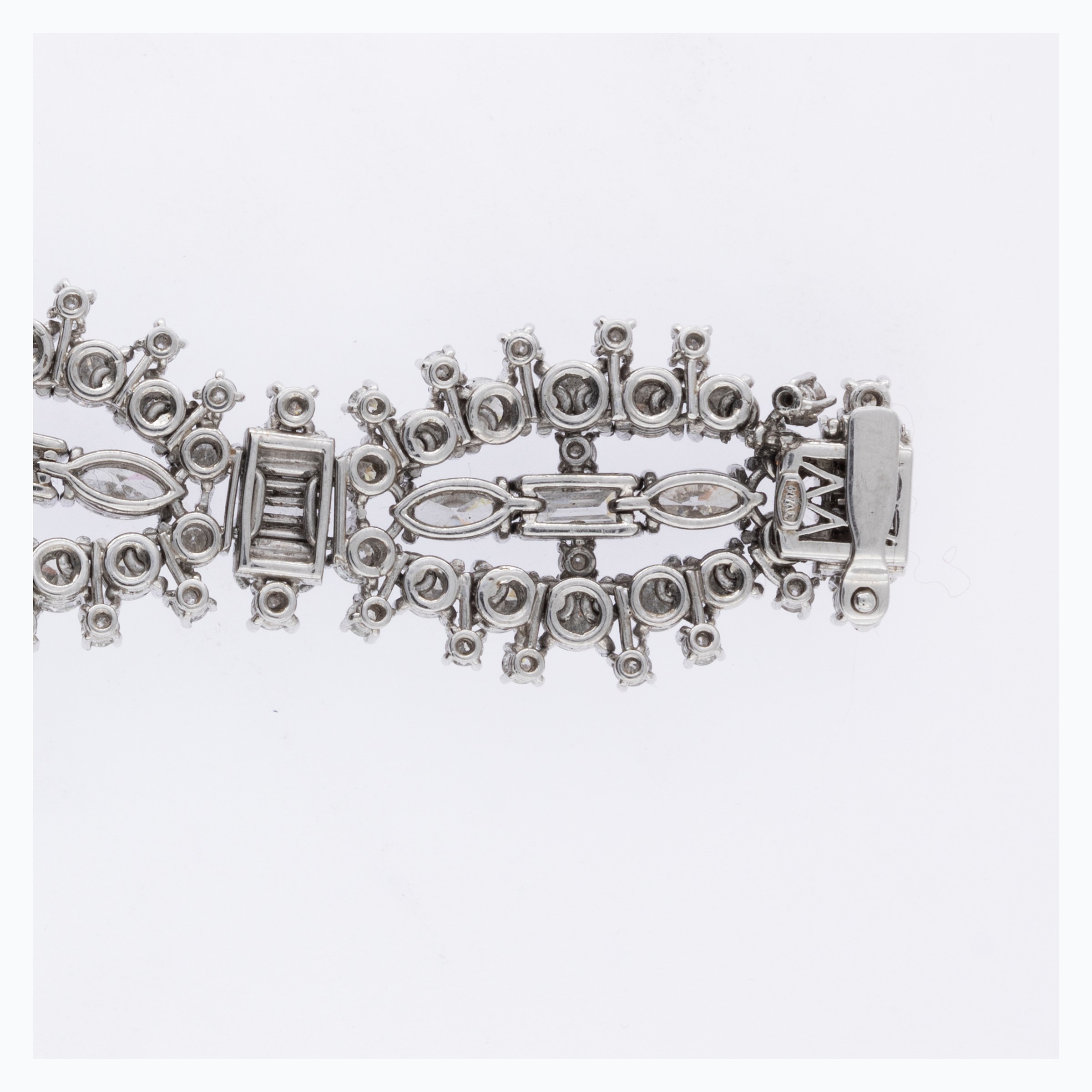 Bracciale a motivo geometrico in platino e diamanti