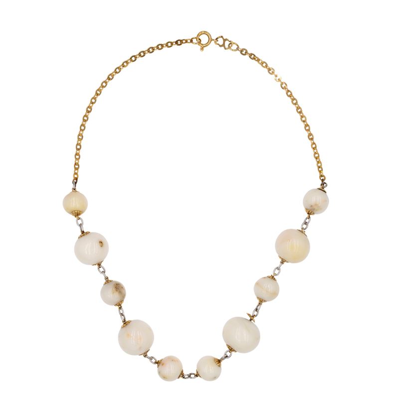 Collana in oro giallo 18kt e sfere di corallo a gradazione