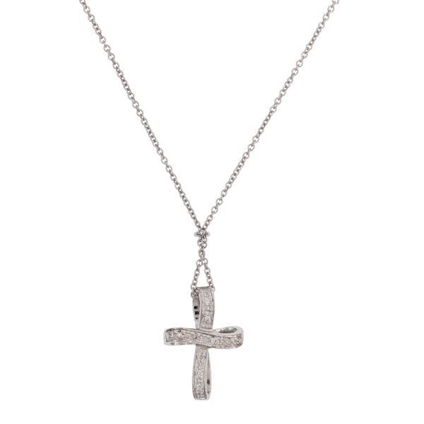 Collana con pendente a croce in oro bianco 18kt e diamanti