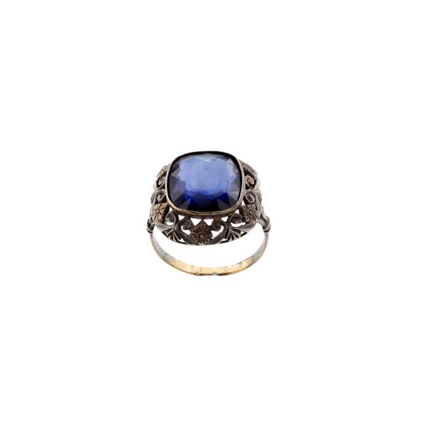 Antico anello in oro e argento con zaffiro sintetico