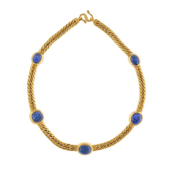 Collana in oro giallo 22kt con cinque zaffiri
