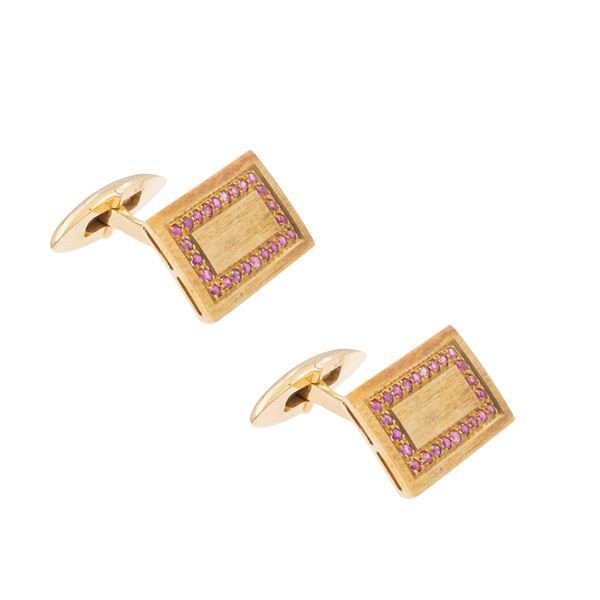 Gemelli in oro giallo satinato 18kt e rubini tondi