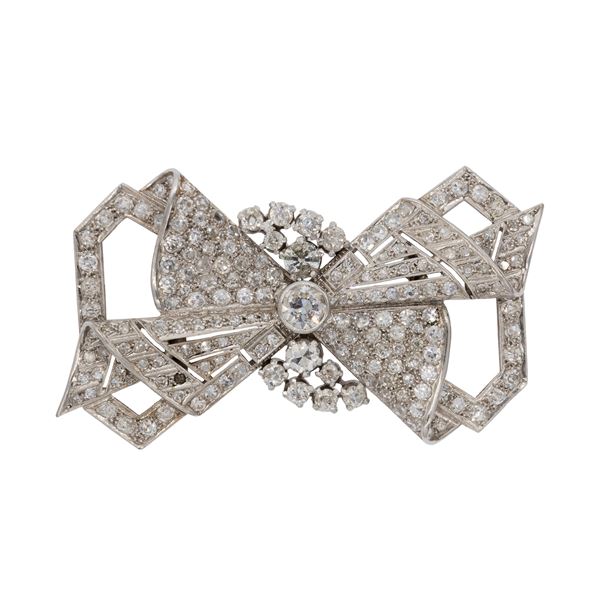 Platinum and diamonds ribbon brooch