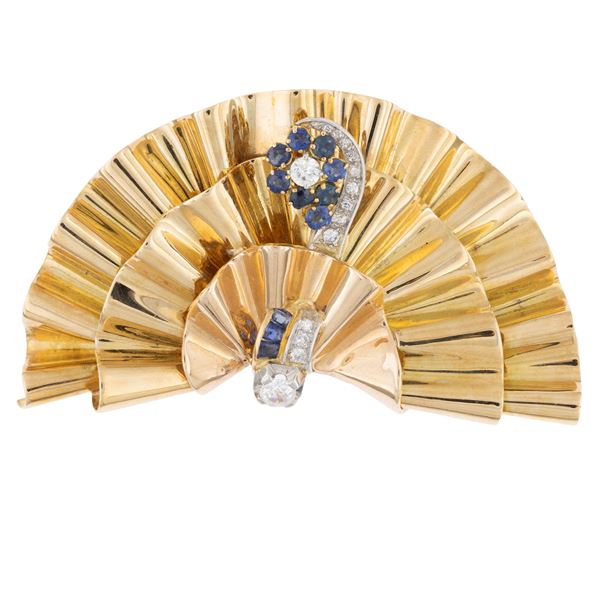 Spilla ventaglio in oro giallo 18kt diamanti e zaffiri  (anni 40/50)  - Asta Gioielli e Orologi - Colasanti Casa d'Aste