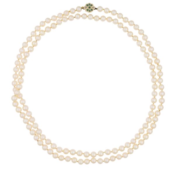 Lungo filo di perle coltivate con chiusura in oro giallo 14kt e smeraldi tondi