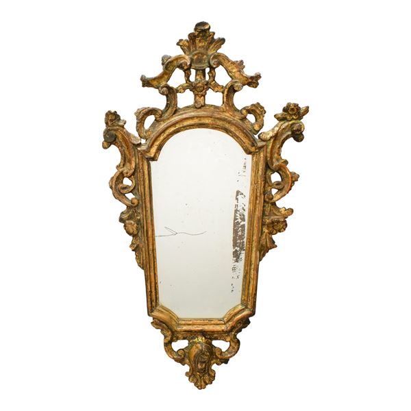 Specchiera in legno dorato ed intagliato