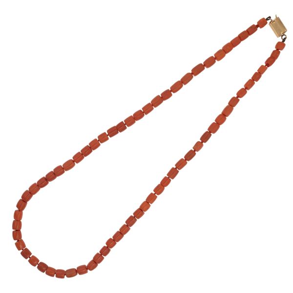 Antica collana di corallo a barilotti diposti a gradazione