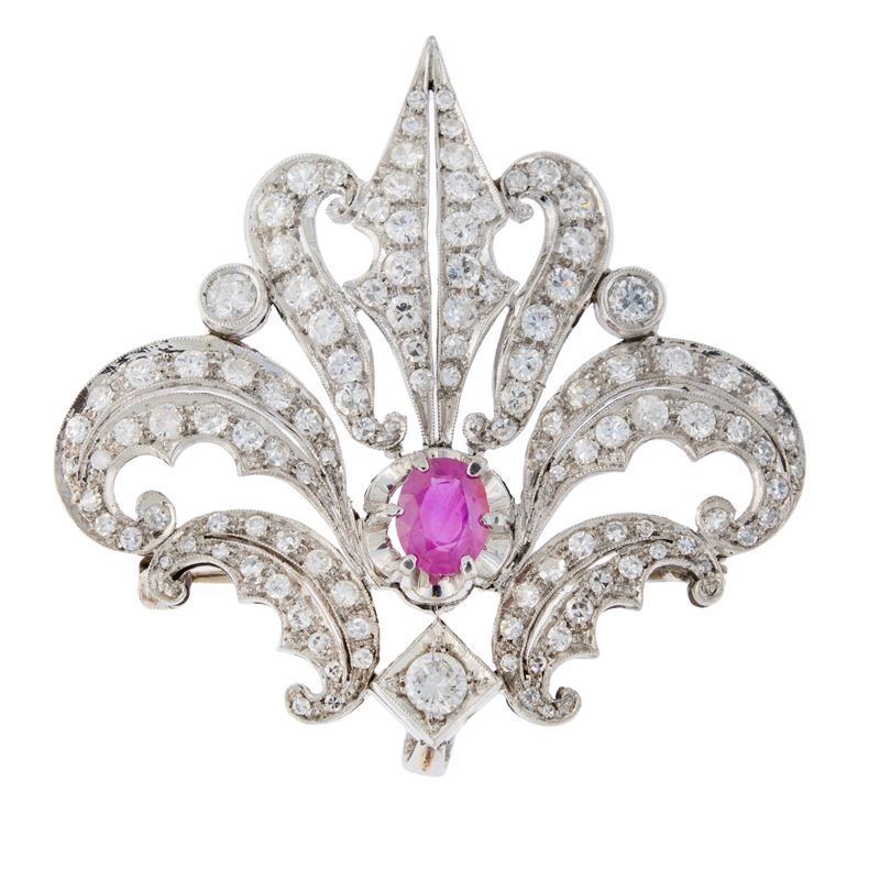 Antica spilla in oro bianco 18kt con rubino e diamanti