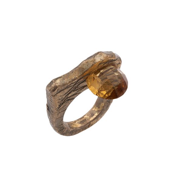 Anello bijou vintage in metallo dorato e pietra gialla sfaccettata