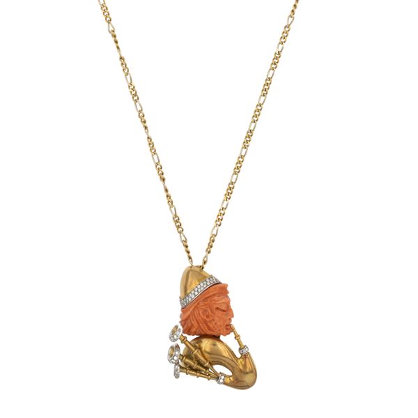 Lunga collana con spilla pendente raffigurante suonatore di cornamusa