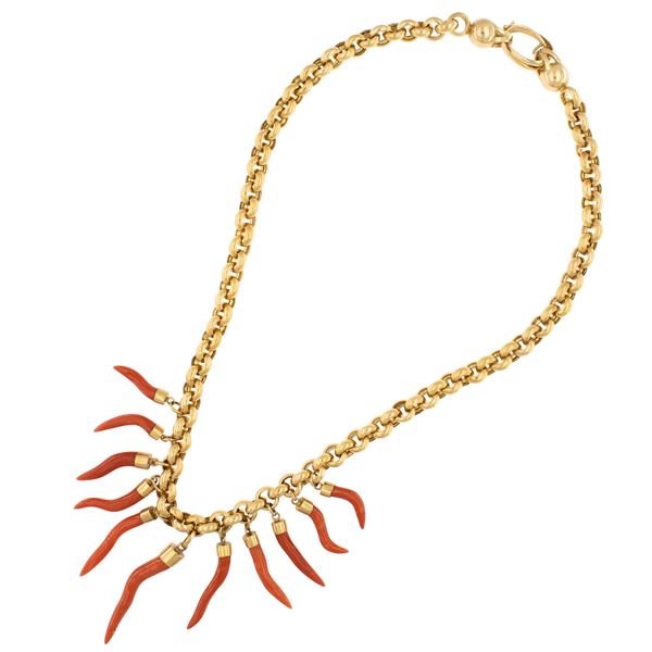 Collana in oro giallo 18kt con undici cornetti in corallo