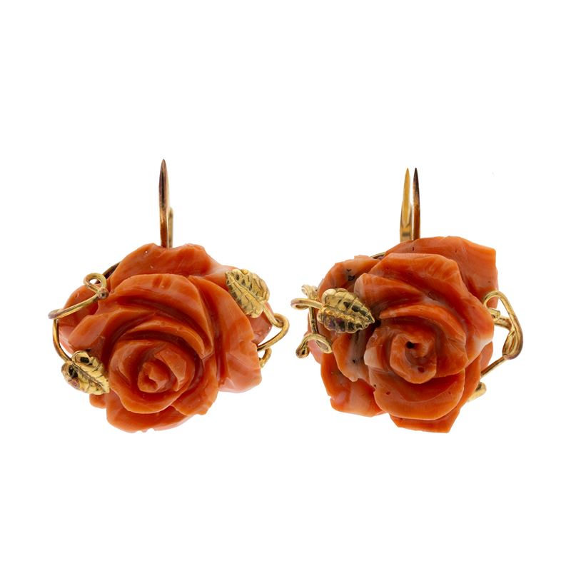 Orecchini a Monachina in Oro Giallo 18kt e Rose di Corallo
