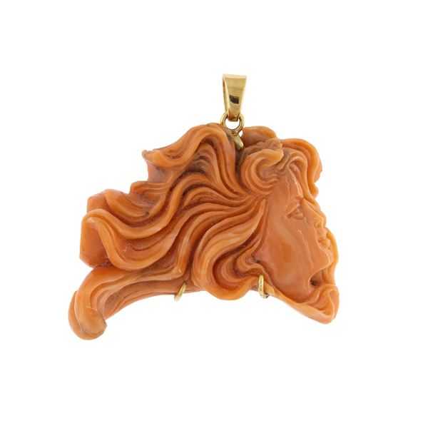 Pendente  in corallo raffigurante figura femminile