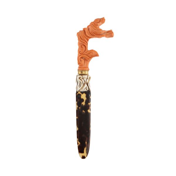 Tagliacarte in corallo raffigurante la Dea della Fortuna
