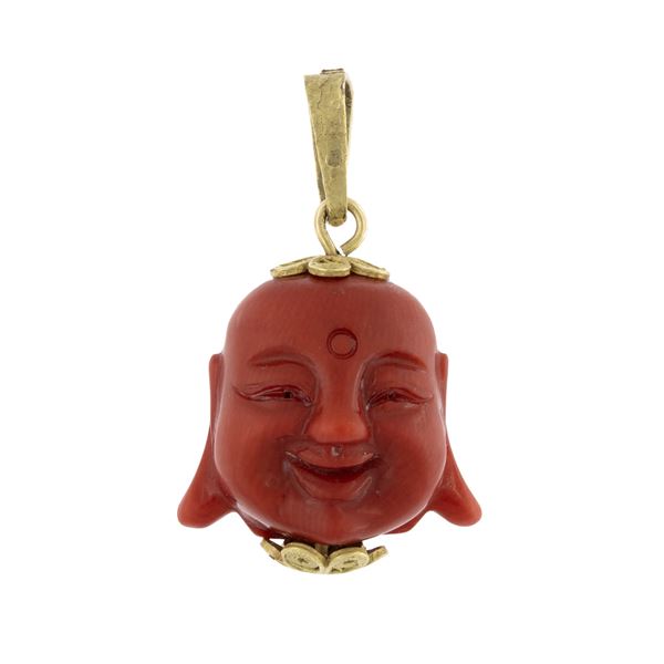 Pendente in corallo raffigurante Budda
