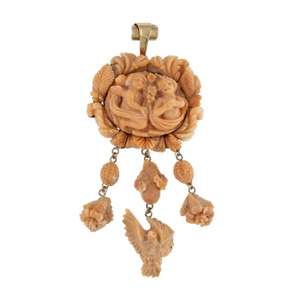 Pendente in corallo raffigurante putti