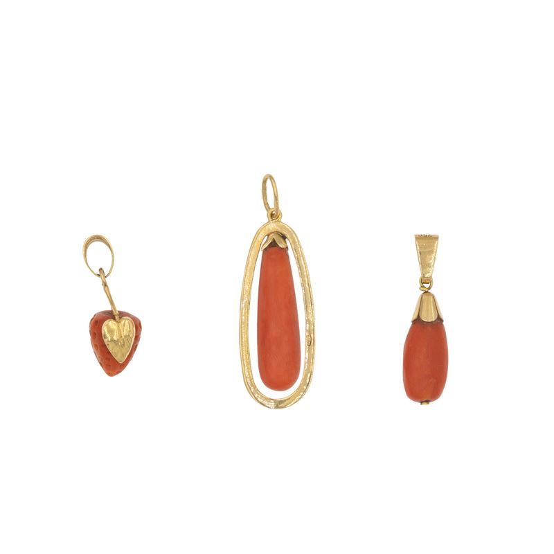Tre pendenti in oro giallo 18kt e corallo