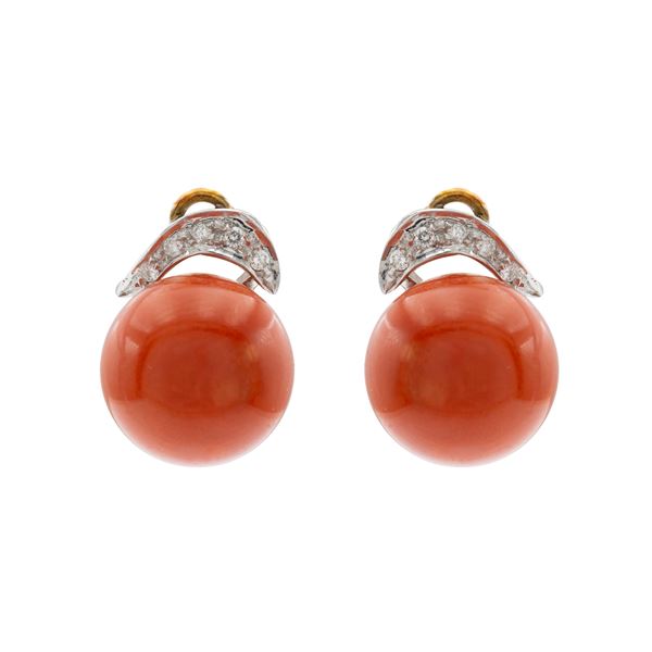 Orecchini a lobo in oro a due colori 18kt e sfere in corallo