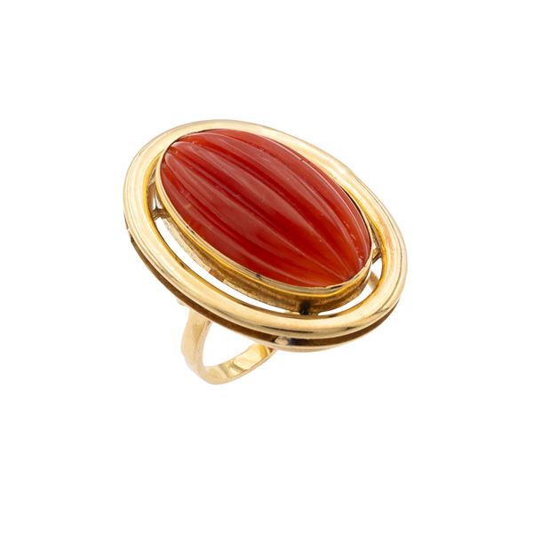 Anello in oro giallo 14kt e corallo tagliato a melone