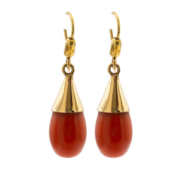 Antichi orecchini pendenti in oro giallo 14kt e corallo