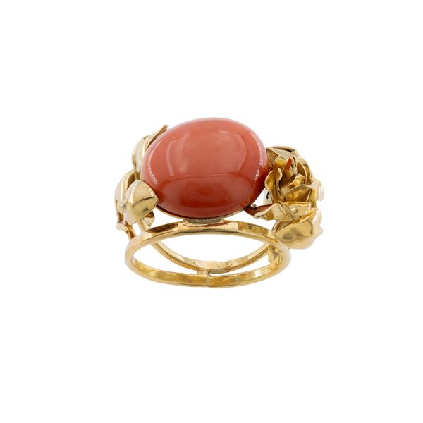 Anello in oro giallo 18kt a motivo floreale e corallo
