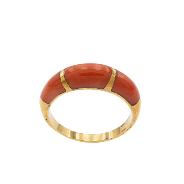 Anello in oro giallo 18kt e corallo