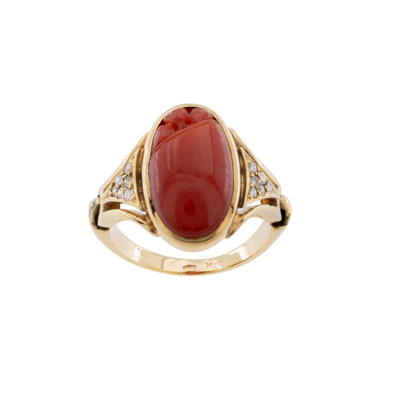 Anello in Oro Giallo 18kt e Corallo Scolpito a Motivo Floreale