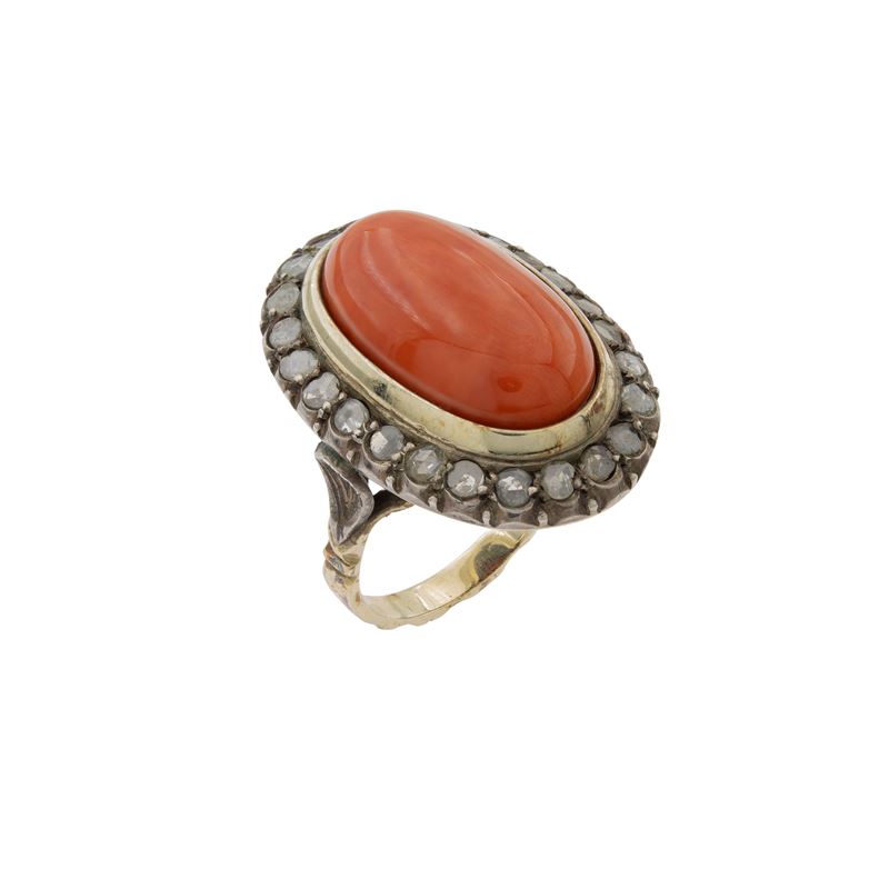 Antico anello in oro giallo argento corallo e rose di diamante