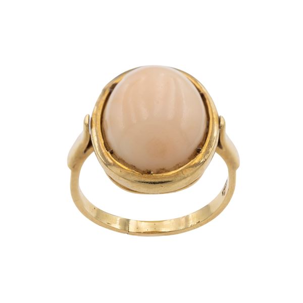Anello in oro giallo 18kt e corallo rosa