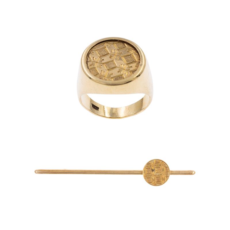 Anello chevalier e spilla barretta in oro giallo 18kt