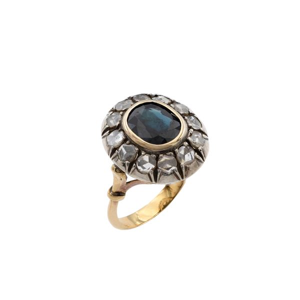 Antico anello in oro giallo argento zaffiro e rose di diamante