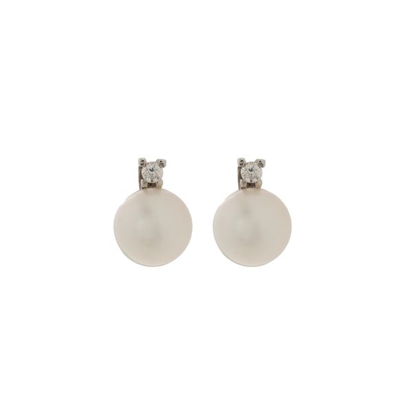 Orecchini a lobo in oro bianco 18kt e perle coltivate