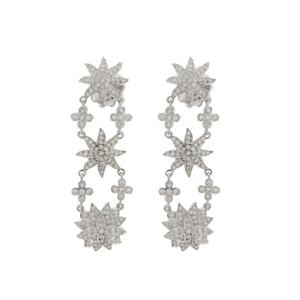 Orecchini stelle pendenti in oro bianco 18kt e diamanti  - Asta Gioielli e Orologi - Colasanti Casa d'Aste