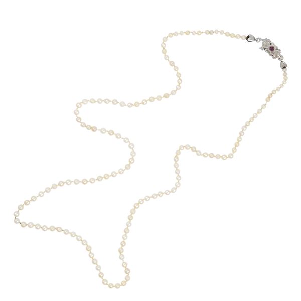 Collana ad un filo di piccole perle con chiusura in oro bianco 18kt