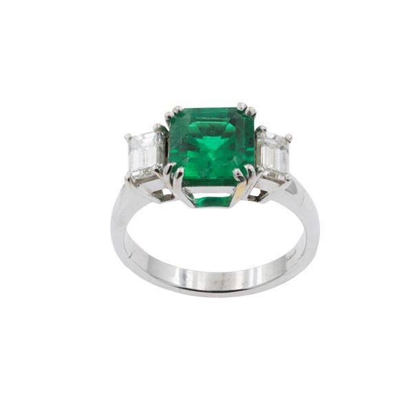 Anello in oro bianco 18kt con smeraldo Colombiano naturale