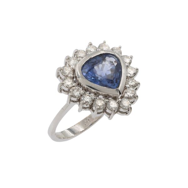 Anello in oro bianco 18kt e zaffiro naturale taglio a cuore