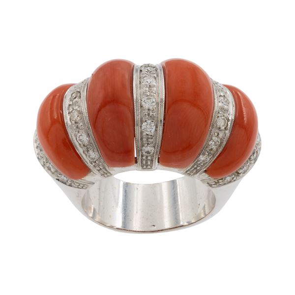 Anello bombé in oro bianco 18kt corallo e diamanti
