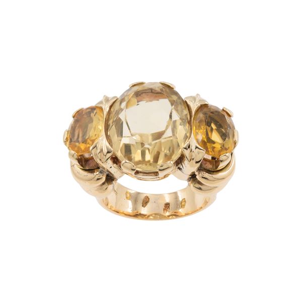 Anello in oro giallo 18kt e tre citrini