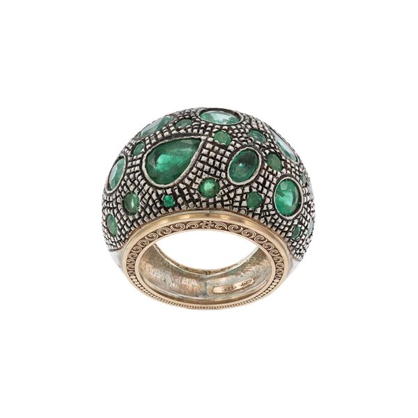Anello bombé in oro giallo argento e smeraldi