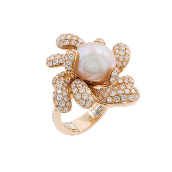 Anello fiore in oro rosa perla e diamanti