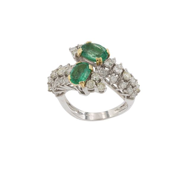 18kt white gold, emeralds and diamonds contrarié ring