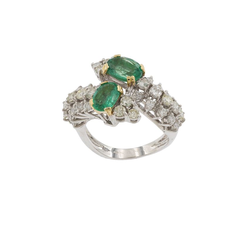 Anello Contrarié in Oro Bianco 18kt Smeraldi e Diamanti