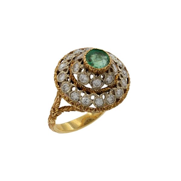 Anello in oro giallo 18kt smeraldo e diamanti  - Asta Gioielli e Orologi - Colasanti Casa d'Aste