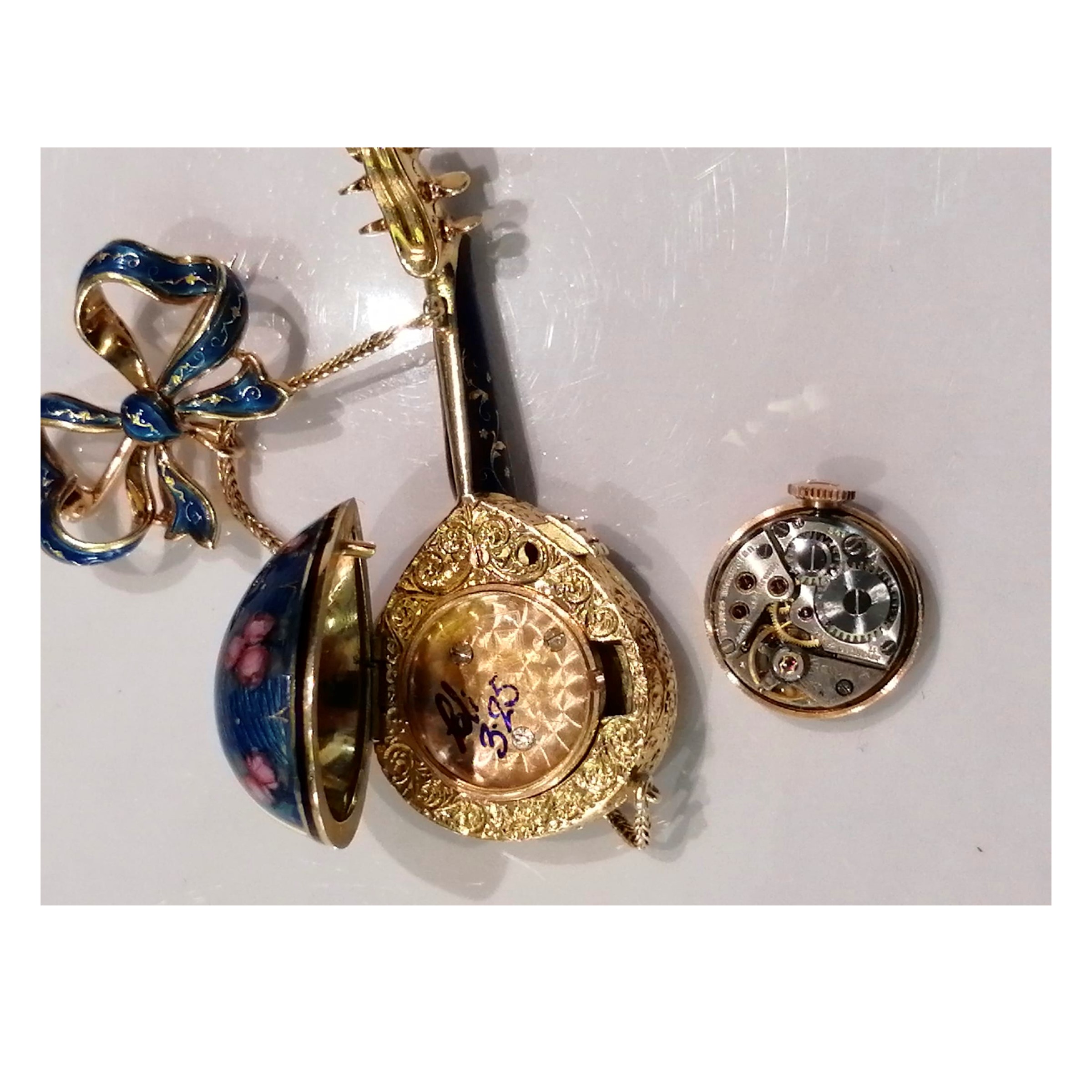 Spilla Fiocco con Orologio Pendente a Foggia di Mandolino