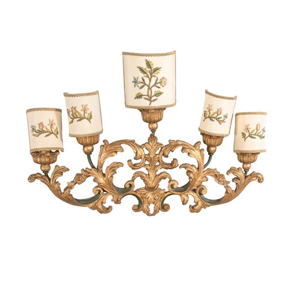 Applique in legno dorato, laccato ed intagliato a cinque luci