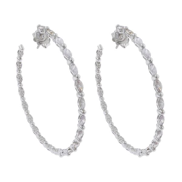Orecchini a cerchio in oro bianco 18kt e diamanti