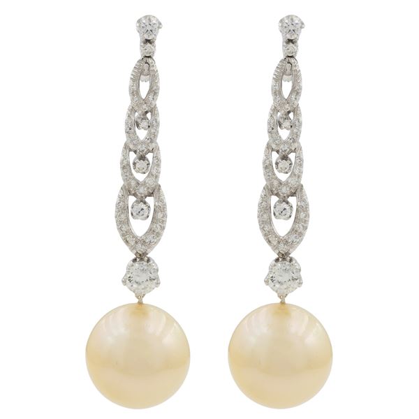 Orecchini pendenti in oro bianco 18kt perle golden South Sea e diamanti