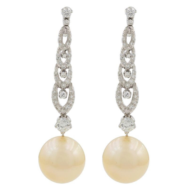Orecchini Pendenti in Oro Bianco 18kt Perle Golden South Sea e Diamanti