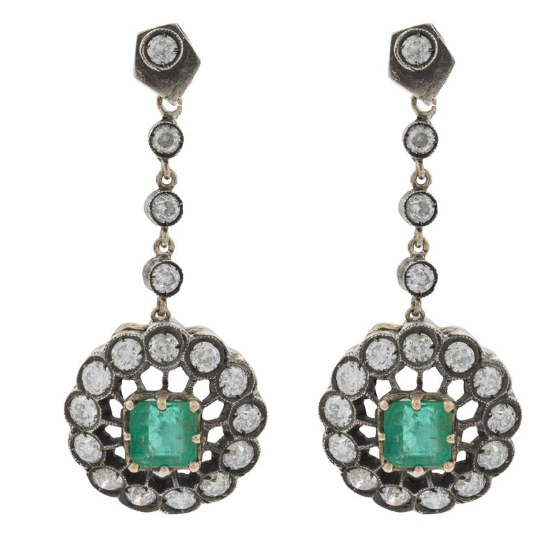 Antichi orecchini in oro argento smeraldi e diamanti