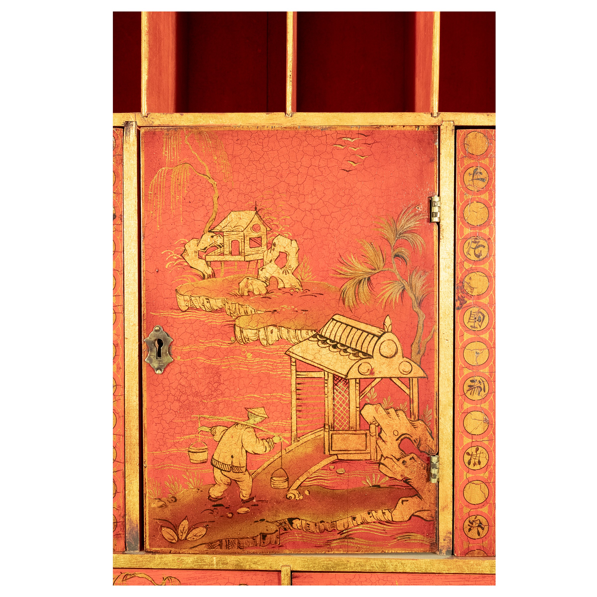 Trumeau in legno laccato rosso, dorato e decorato a chinoiserie